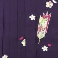 画像2: 卒園式 入学式 七五三 に ７歳女の子用 刺繍入りの子供袴【紫、矢絣と梅】 紐下丈70cm(120サイズ) (2)