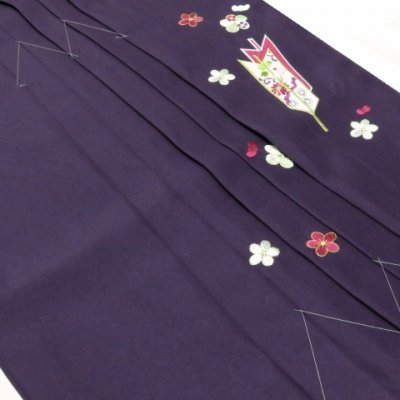 画像3: 卒園式 入学式 七五三 に ７歳女の子用 刺繍入りの子供袴【紫、矢絣と梅】 紐下丈70cm(120サイズ)