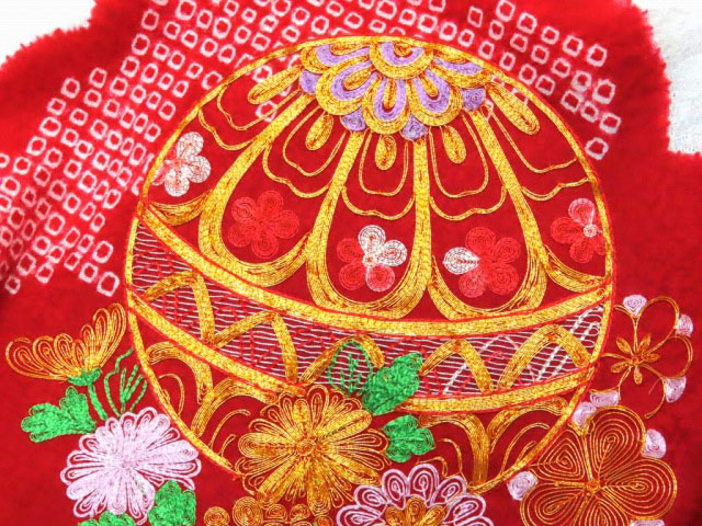 お宮参り 女の子 着物 日本製 本絞り 刺繍柄の赤ちゃんのお祝い着 （初着 産着） 正絹【赤 鞠】