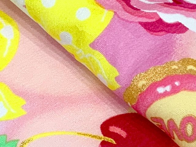七五三 着物 3歳 女の子 ポップでキュートな柄の子供着物 合繊 襦袢付き【ピンク、お菓子とリボン】