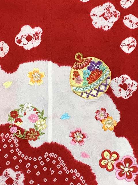 七五三 7歳 女の子用 日本製 正絹 本絞り 刺繍入り 絵羽付け 四つ身の着物【赤、鈴と花輪】
