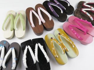 女性用のいろいろなタイプの下駄が再入荷しました。