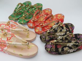 七五三に　女の子の金襴草履の単品40足を追加しました。