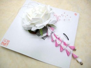 画像1: 和装用 手作り髪飾り【ホワイト、薔薇】－ちりめん摘み下り付き (1)