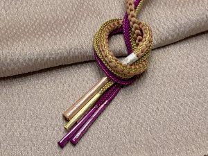 画像2: 振袖用 帯揚げ 帯締め ポリエステルふくれ生地の帯揚げ パールビーズ飾りの振袖用帯〆 セット【ミルクティーブラウン】 (2)