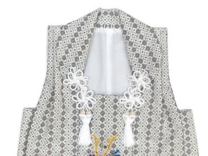 画像4: 七五三 男の子 3歳 被布セット 被布コート 雪駄 信玄袋 足袋 4点コーデセット 合繊【生成り系、小紋柄に兜と小槌】 (4)