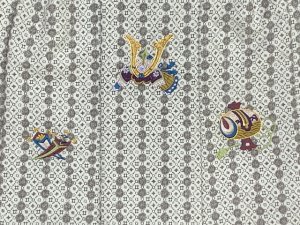 画像5: 七五三 男の子 3歳 被布セット 被布コート 雪駄 信玄袋 足袋 4点コーデセット 合繊【生成り系、小紋柄に兜と小槌】 (5)