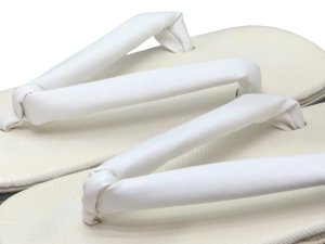 画像8: 七五三 男の子 3歳 被布セット 被布コート 雪駄 信玄袋 足袋 4点コーデセット 合繊【生成り系、小紋柄に兜と小槌】 (8)