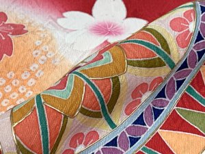 画像3: 七五三 着物 正絹 フルセット 7歳 女の子 金彩加工 裏地正絹 四つ身の子供着物と結び帯 コーディネートセット【赤、二つ鞠】 (3)
