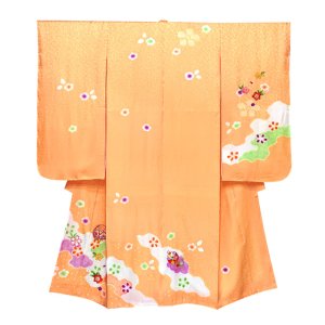 画像2: 五三 着物 7歳 フルセット 女の子 正絹 絵羽付け 絞り染め 刺繍入り 子供着物と結び帯セット【オレンジ系、鞠と桜】 (2)