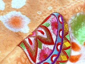 画像3: 五三 着物 7歳 フルセット 女の子 正絹 絵羽付け 絞り染め 刺繍入り 子供着物と結び帯セット【オレンジ系、鞠と桜】 (3)