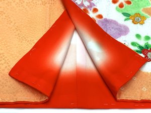 画像5: 五三 着物 7歳 フルセット 女の子 正絹 絵羽付け 絞り染め 刺繍入り 子供着物と結び帯セット【オレンジ系、鞠と桜】 (5)