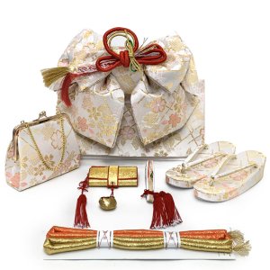 画像6: 五三 着物 7歳 フルセット 女の子 正絹 絵羽付け 絞り染め 刺繍入り 子供着物と結び帯セット【オレンジ系、鞠と桜】 (6)