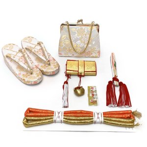 画像7: 五三 着物 7歳 フルセット 女の子 正絹 絵羽付け 絞り染め 刺繍入り 子供着物と結び帯セット【オレンジ系、鞠と桜】 (7)