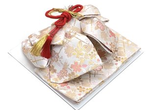 画像8: 五三 着物 7歳 フルセット 女の子 正絹 絵羽付け 絞り染め 刺繍入り 子供着物と結び帯セット【オレンジ系、鞠と桜】 (8)