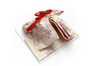 画像8: 七五三 着物 正絹 フルセット 7歳 女の子  手描 盛金加工 金駒刺繍 古典柄 絵羽付け着物と結び帯セット【群青、松竹梅】 (8)