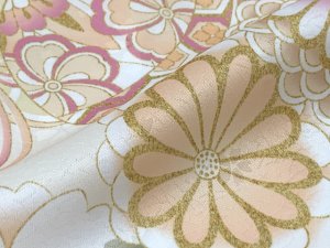 画像5: ジュニアサイズ 振袖 小紋柄 150サイズ 合繊　お正月 卒業式袴に【淡イエロー系、鞠と菊】 (5)