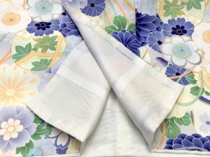 画像7: ジュニアサイズ 振袖 小紋柄 150サイズ 合繊　お正月 卒業式袴に【ブルーｘ淡イエロー系、万寿菊と水引き。鞠】 (7)