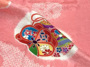画像4: 七五三 着物 3歳 女の子 フルセット 正絹 本絞り 友禅柄 三つ身の絵羽着物 小寸結び帯・小物セット【ピンク、鈴と梅・糸車】 (4)