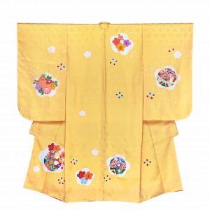 画像2: 七五三 着物 3歳 女の子 フルセット 正絹 本絞り 友禅柄 三つ身の絵羽着物 小寸結び帯・小物セット【淡黄色、鞠】 (2)