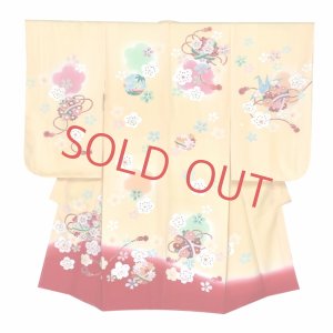 画像2: 七五三 着物 3歳 女の子 フルセット 正絹 友禅柄 三つ身の絵羽着物 小寸結び帯・小物セット【黄色ｘ赤、花手鞠と鶴】 (2)