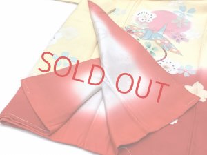 画像3: 七五三 着物 3歳 女の子 フルセット 正絹 友禅柄 三つ身の絵羽着物 小寸結び帯・小物セット【黄色ｘ赤、花手鞠と鶴】 (3)
