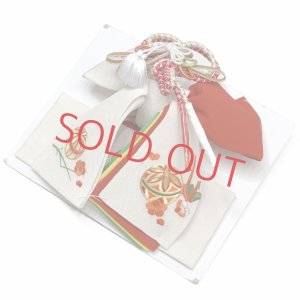 画像6: 七五三 着物 3歳 女の子 フルセット 正絹 友禅柄 三つ身の絵羽着物 小寸結び帯・小物セット【黄色ｘ赤、花手鞠と鶴】 (6)