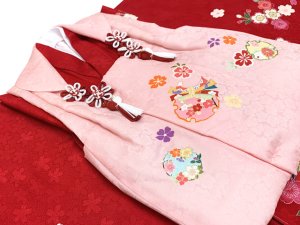 画像7: 七五三 着物 3歳 正絹 フルセット 女の子 友禅 絵羽柄の着物 被布セット【ピンクｘ赤、鞠と桜】 (7)