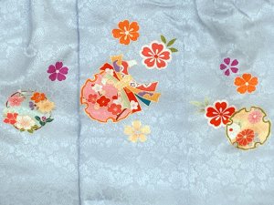 画像6: 七五三 着物 3歳 正絹 フルセット 女の子 友禅 絵羽柄の着物 被布セット【水色ｘピンク、鞠と桜】 (6)