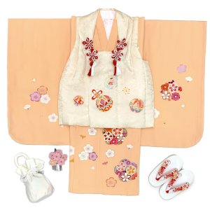 画像4: 七五三 着物 3歳 正絹 フルセット 女の子 友禅 絵羽柄の着物 被布セット【白系x淡黄色、鞠と梅】 (4)