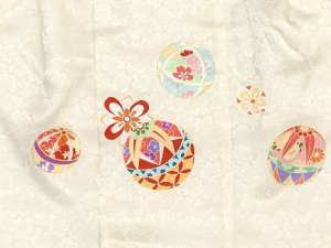 画像6: 七五三 着物 3歳 正絹 フルセット 女の子 友禅 絵羽柄の着物 被布セット【白系x淡黄色、鞠と梅】 (6)