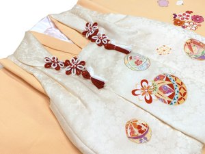 画像7: 七五三 着物 3歳 正絹 フルセット 女の子 友禅 絵羽柄の着物 被布セット【白系x淡黄色、鞠と梅】 (7)