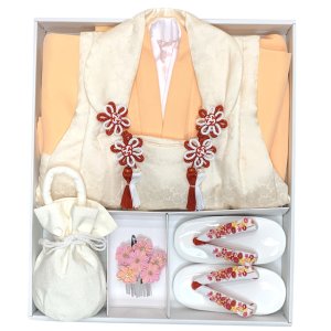 画像10: 七五三 着物 3歳 正絹 フルセット 女の子 友禅 絵羽柄の着物 被布セット【白系x淡黄色、鞠と梅】 (10)