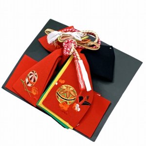 画像6: 七五三 着物 3歳 女の子 フルセット 正絹 友禅柄 三つ身の絵羽着物 小寸結び帯・小物セット【薄黄色系、梅】 (6)