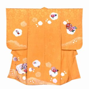 画像2: 七五三 着物 3歳 女の子 フルセット 正絹 本絞り三つ身の絵羽着物 小寸結び帯・小物セット【黄色、梅と蝶】 (2)