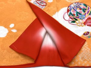 画像3: 七五三 着物 3歳 女の子 フルセット 正絹 本絞り三つ身の絵羽着物 小寸結び帯・小物セット【黄色、梅と蝶】 (3)