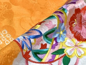 画像4: 七五三 着物 3歳 女の子 フルセット 正絹 本絞り三つ身の絵羽着物 小寸結び帯・小物セット【黄色、梅と蝶】 (4)