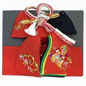 画像5: 七五三 着物 3歳 女の子 フルセット 正絹 本絞り三つ身の絵羽着物 小寸結び帯・小物セット【黄色、梅と蝶】 (5)