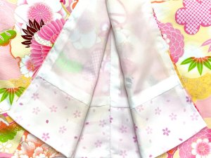 画像5: 七五三 着物 7歳 女の子 ”式部浪漫”ブランド 総柄(小紋柄)の着物 合繊【ピンク、鶴と鞠・雲】 (5)