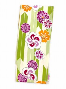 画像2: 卒業式の着物 小紋柄の二尺袖 単品 ショート丈 フリーサイズ【生成りｘ抹茶、矢羽にねじり梅】 (2)