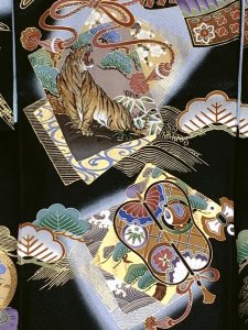 画像4: お宮参り 男の子 着物 正絹  赤ちゃんのお祝い着 (初着 産着） 熨斗目 襦袢付き【黒地、兜と虎】 (4)