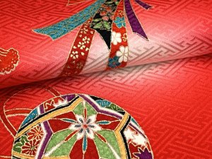 画像7: 七五三着物 3歳 正絹 友禅風柄の被布コートと着物 オリジナル・コーディネートセット【紅白、鈴と束ね熨斗】 (7)