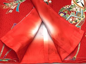画像8: 七五三着物 3歳 正絹 友禅風柄の被布コートと着物 オリジナル・コーディネートセット【紅白、鈴と束ね熨斗】 (8)