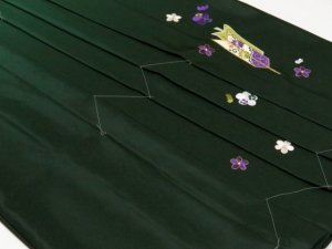 画像2: 卒業式 袴 女性用 刺繍入りぼかし袴【濃淡緑、矢羽根・梅】[S/M/L/2Lサイズ] (2)