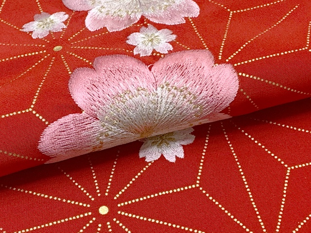華やかで可愛らしい刺繍入りの半衿 半襟 成人式 十三詣りの振袖に 合繊【赤、桜と麻の葉】