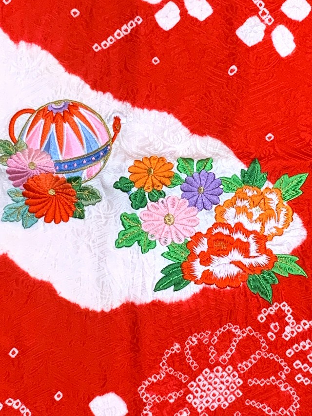 七五三 着物 7歳 女の子用 本絞り 刺繍入り 子供着物(正絹)【赤、鞠と鈴】